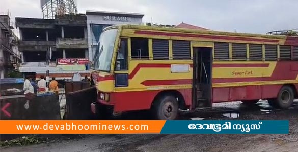 പുന്നപ്രയിൽ കെഎസ്ആർടിസി സൂപ്പർ ഫാസ്റ്റ് ബസ് ഡിവൈഡറിൽ ഇടിച്ചു കയറി