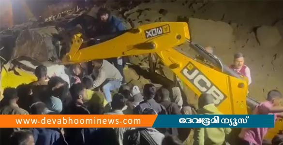 ഹിമാചലിൽ ബസിന് മുകളിലേക്ക് മണ്ണിടിഞ്ഞ് അപകടം; പത്ത് പേര്‍ക്ക് ജീവന്‍ നഷ്ടമായി
