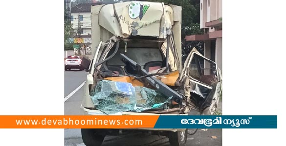 കോട്ടയത്ത് നിർത്തിയിട്ട ലോറിയിൽ പിക്കപ്പ് വാനിടിച്ച് കോഴിക്കോട് സ്വദേശി മരിച്ചു