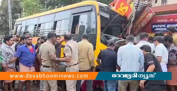എടപ്പാളിൽ സ്കൂൾ ബസ് നിയന്ത്രണം വിട്ട് കട‍യിലേക്ക് ഇടിച്ചു കയറി; ഒരു മരണം