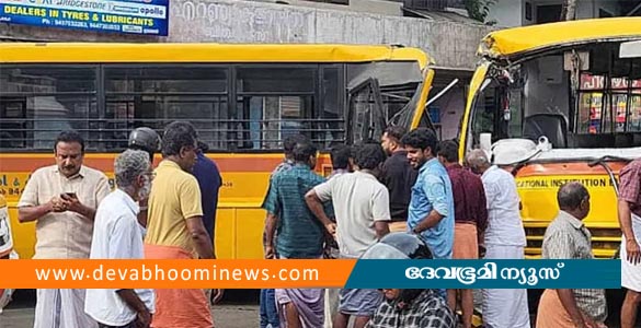 ഇലഞ്ഞിയില്‍ സ്‌കൂള്‍ ബസുകള്‍ കൂട്ടിയിടിച്ചു; 12 കുട്ടികള്‍ക്ക് പരിക്ക്
