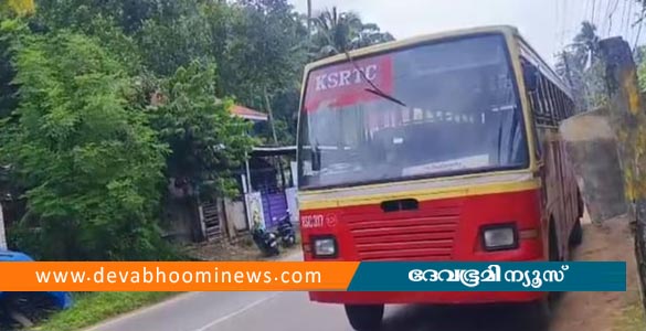 ബാഗിന്‍റെ വള്ളി ഡോറിൽ കുടുങ്ങി; കെഎസ്ആര്‍ടിസി ബസിന്റെ വാതില്‍ തുറന്ന് വിദ്യാർഥിനി വീണു, പരിക്ക്