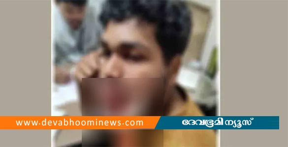 ഓടിക്കൊണ്ടിരിക്കുന്ന ട്രെയിനില്‍ നിന്നും മദ്യക്കുപ്പി വലിച്ചെറിഞ്ഞു; കാല്‍നട യാത്രക്കാരന് പരിക്ക്