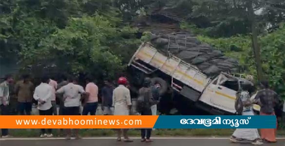 പാലക്കാട് പിക്കപ്പ് ലോറി ഇടിച്ച് വീട് ഭാഗികമായി തകര്‍ന്നു