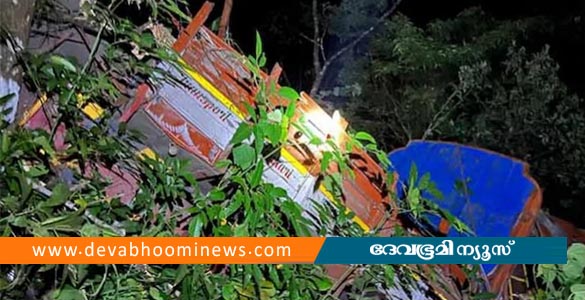 പാല്‍ച്ചുരത്തില്‍ ലോറി നൂറ് അടി താഴ്ചയിലേക്ക് മറിഞ്ഞു; ഡ്രൈവര്‍ മരിച്ചു