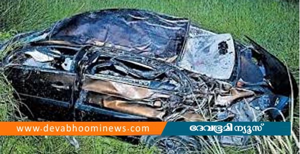 പാലക്കാട് നിയന്ത്രണം വിട്ട കാര്‍ മരത്തിലിടിച്ച് വയലിലേക്ക് മറിഞ്ഞു; മൂന്ന് യുവാക്കള്‍ക്ക് ദാരുണാന്ത്യം