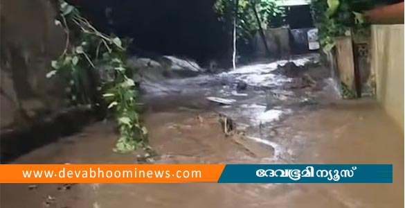 തമ്മനത്ത് കൂറ്റന്‍ വാട്ടര്‍ ടാങ്ക് തകര്‍ന്നു; വീടുകളില്‍ വെള്ളം കയറി; വാഹനങ്ങള്‍ തകര്‍ന്നു
