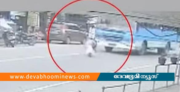 ഭാര്യയെ കാണാനില്ല; കുഞ്ഞുമായി ബസിന് മുന്നിൽ‌ ചാടി യുവാവിന്‍റെ ആത്മഹത്യാ ശ്രമം