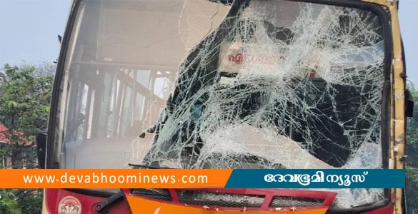 കൊടകരയില്‍ കെഎസ്ആര്‍ടിസി ബസ് ലോറിക്ക് പുറകിലിടിച്ച് അപകടം; 15 പേര്‍ക്ക് പരിക്ക്