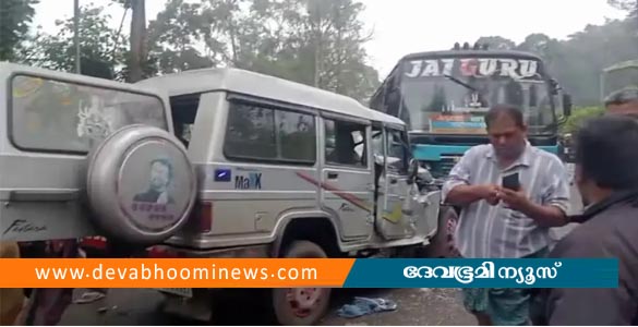 കടശ്ശിക്കടവിൽ ബസും ജീപ്പും കൂട്ടിയിടിച്ചു; 10 പേർക്ക് പരിക്ക്