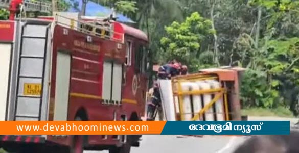 നെടുമങ്ങാട് സിഎൻജി ഗ്യാസ് ലോറി മറിഞ്ഞ് അപകടം; വാഹന ഗതാഗതം നിരോധിച്ചു
