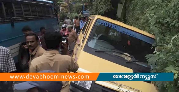 ആറ്റിങ്ങലില്‍ സ്‌കൂള്‍ ബസ് ഓടയിലേക്ക് മറിഞ്ഞ് വിദ്യാര്‍ത്ഥിക്ക് പരിക്ക്