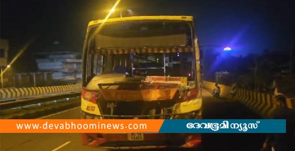 തൃശൂരില്‍ കെഎസ്ആർടിസി ബസും കണ്ടെയ്നർ ലോറിയും കൂട്ടിയിടിച്ച് അപകടം: 12 പേർക്ക് പരിക്ക്