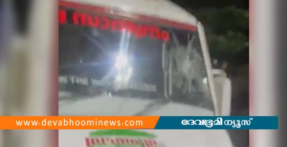 കൊടുങ്ങല്ലൂരിൽ ആംബുലൻസിന് നേരെ ഓട്ടോ ഡ്രൈവറുടെ ആക്രമണം; ചില്ലുകൾ തകർത്തു