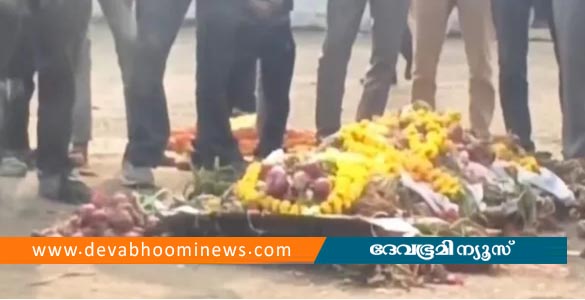 കർഷകർ പ്രതിസന്ധിയിൽ; മധ്യപ്രദേശിൽ സവാളയ്ക്ക് അന്ത്യയാത്രയും ശവമടക്കും