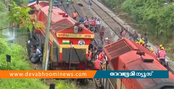 കളമശ്ശേരിയിൽ ഗുഡ്‌സ് ട്രെയിന്‍ പാളം തെറ്റി; വൈദ്യുതി പോസ്റ്റിലിടിച്ചു, ഗതാഗതം തടസ്സപ്പെട്ടു