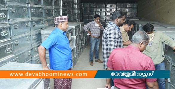 വോട്ടിംഗ് യന്ത്രങ്ങൾ വിതരണ കേന്ദ്രങ്ങളിലേക്ക് എത്തിച്ചു തുടങ്ങി