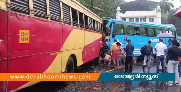 തൃശൂരിൽ കെഎസ്ആര്‍ടിസി ബസും സ്വകാര്യ ബസും കൂട്ടിയിടിച്ച് അപകടം; നിരവധി പേര്‍ക്ക് പരിക്ക്