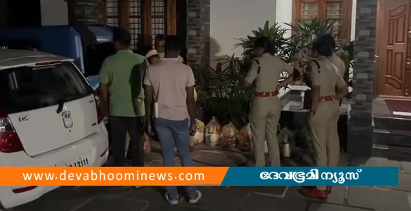 കൽപ്പറ്റയിൽ യുഡിഎഫ് സ്ഥാനാർഥിയുടെ വീട്ടിൽ നിന്ന് ഭക്ഷ്യക്കിറ്റുകൾ പിടികൂടി