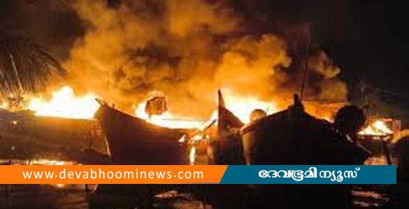 കുരീപ്പുഴയിൽ കായലിൽ കെട്ടിയിട്ടിരുന്ന ബോട്ടുകൾക്ക് തീ പിടിച്ചു; നിരവധി ബോട്ടുകൾ കത്തിനശിച്ചു