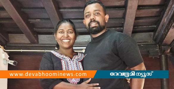 വിവാഹ വാർഷികം ആഘോഷിക്കാൻ നാട്ടിലേക്ക് യാത്ര; ബസ് കയറി യുവതിക്ക് ദാരുണാന്ത്യം