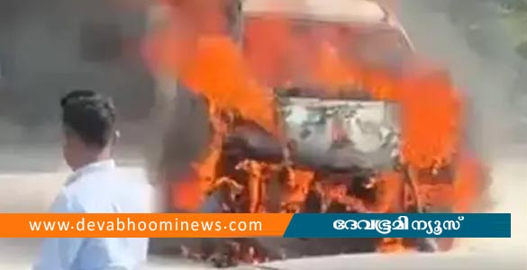 മുക്കത്ത് പാർക്കിങിൽ നിർത്തിയിട്ട നാനോ കാറിന് തീപിടിച്ചു