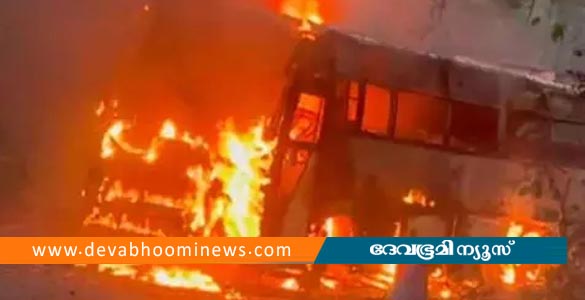 മാക്കൂട്ടം ചുരത്തിൽ ടൂറിസ്റ്റ് ബസിന് തീപിടിച്ചു; ആളപായമില്ല