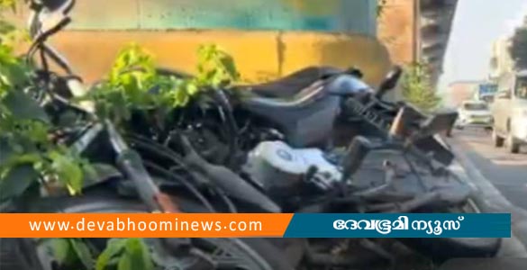 ആലുവയില്&zwj; മെട്രോ പില്ലറിൽ ബൈക്കിടിച്ച് യുവാവിന് ദാരുണാന്ത്യം