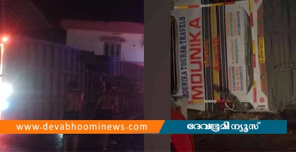 വടശ്ശേരിക്കരയിൽ ശബരിമല തീർഥാടകരുടെ ബസ് മറിഞ്ഞു: ഒരാളുടെ കാല് അറ്റുപോയി