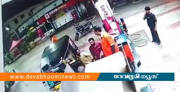 കുപ്പിയിൽ പെട്രോൾ വാങ്ങുന്നതിനിടെ തർക്കം; വാണിയംകുളത്ത് പെട്രോൾ പമ്പിന് തീവയ്ക്കാൻ ശ്രമം