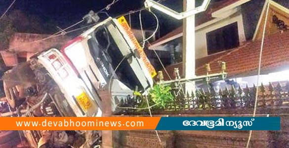 വാഹനമോടിക്കുന്നതിനിടെ ഡ്രൈവർക്ക് അപസ്മാരം; തടി കയറ്റിവന്ന ലോറി അപകടത്തിൽപ്പെട്ടു