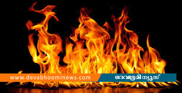 എരമല്ലൂരില്&zwj; സിപിഎം നേതാവും കുടുംബവും സഞ്ചരിച്ച കാര്&zwj; കത്തി നശിച്ചു