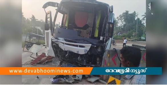 ചേപ്പാട് ടൂറിസ്റ്റ് ബസ് ഡിവൈഡറില്&zwj; ഇടിച്ചു കയറി അപകടം; തീർഥാടകർക്ക് പരിക്ക്