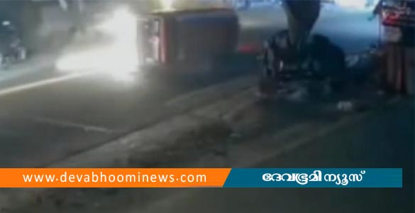 വെഞ്ഞാറമൂട്ടിൽ ടൂറിസ്റ്റ് വാൻ ബൈക്കിലിടിച്ചു; മൂന്നുപേര്&zwj;ക്ക് ഗുരുതര പരിക്ക്