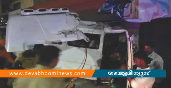 പത്തനംതിട്ടയിൽ ട്രാവലര്&zwj; നിയന്ത്രണം വിട്ട് കടയിലേക്ക് പാഞ്ഞു കയറി; ഒരാള്&zwj; മരിച്ചു