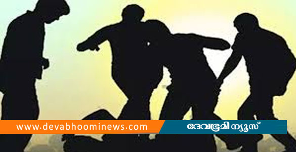 കാല്&zwj;നട യാത്രക്കാരനെ കാര്&zwj; ഇടിച്ചു; ആലപ്പുഴയില്&zwj; യുവാവിന് നേരെ ആള്&zwj;ക്കൂട്ട മര്&zwj;ദനം