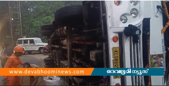 ഇടുക്കിയിൽ ശബരിമല തീർത്ഥാടകരുടെ ബസ് നിയന്ത്രണം വിട്ട് മറിഞ്ഞു: 12 പേർക്ക് പരിക്ക്