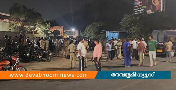 ബെല്ലാരിയില്&zwj; ബാനര്&zwj; കെട്ടുന്നതിനെച്ചൊല്ലി സംഘര്&zwj;ഷം; കോണ്&zwj;ഗ്രസ് പ്രവര്&zwj;ത്തകന്&zwj; കൊല്ലപ്പെട്ടു