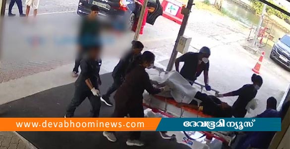 കൊച്ചിയില്&zwj; ആശുപത്രിയിലേക്കുള്ള യാത്രയ്ക്കിടെ കാറിനുള്ളില്&zwj; പ്രസവിച്ച് യുവതി