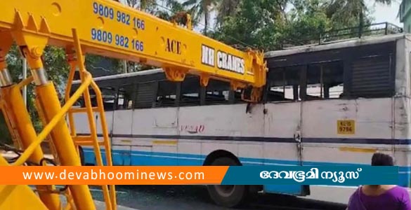 തിരുവനന്തപുരത്ത് കെഎസ്ആർടിസി ബസിലേക്ക് ക്രെയിൻ ഇടിച്ചു കയറി; ആളപായമില്ല
