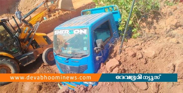 കൂത്തുപറമ്പിൽ ലോറിക്ക് മുകളിലേക്ക് മണ്ണ് ഇടിഞ്ഞു വീണ് ഡ്രൈവർക്ക് ദാരുണാന്ത്യം