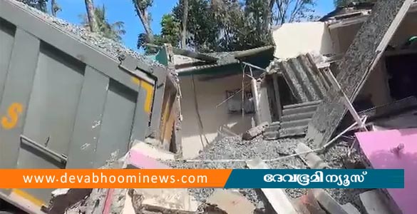 നെടുങ്കണ്ടത്ത് ടോറസ് ലോറി വീടിന് മുകളിലേക്ക് മറിഞ്ഞ് അപകടം