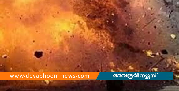 പുറമേരിയില്&zwj; സ്കൂൾ ബസ് കടന്ന് പോവുന്നതിനിടെ സ്ഫോടക വസ്തു പൊട്ടിത്തെറിച്ചു