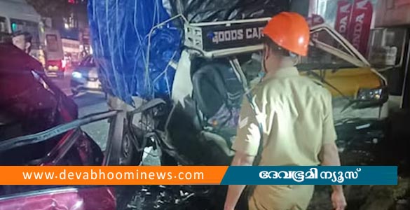 കുന്ദമംഗലത്ത് പിക്കപ്പ് വാനും കാറും കൂട്ടിയിടിച്ച് മൂന്ന് മരണം; രണ്ടുപേർക്ക് പരിക്ക്