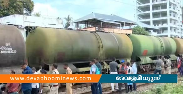 തിരുവനന്തപുരത്ത് നിർത്തിയിട്ടിരുന്ന ഗുഡ്സ് ട്രെയിൻ ടാങ്കറിൽ തീപിടുത്തം