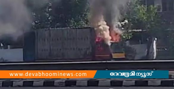 തൃശൂരില്&zwj; പടക്കം കയറ്റി വന്ന ലോറിക്ക് തീപിടിച്ചു; ഡ്രൈവർക്ക് പരിക്ക്