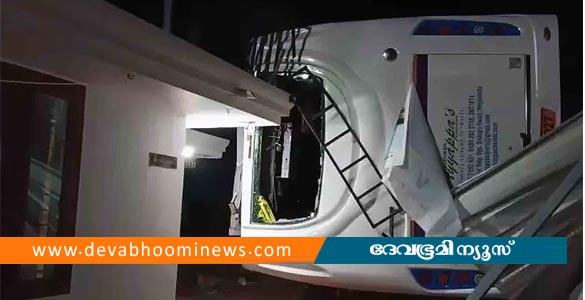 കല്ലമ്പലത്ത് ടൂറിസ്റ്റ് ബസ് മറിഞ്ഞ് അപകടം; 17 വിദ്യാര്&zwj;ഥികള്&zwj;ക്ക് പരിക്ക്, രണ്ട് പേരുടെ നില ഗുരുതരം
