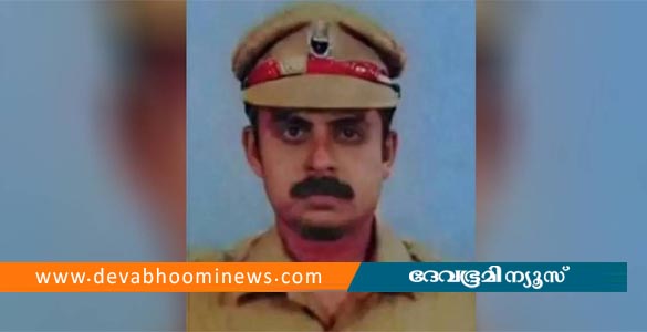 തിരുവനന്തപുരത്ത് ഹെല്&zwj;ത്ത് ഇന്&zwj;സ്&zwnj;പെക്ടര്&zwj; ട്രെയിനിന് മുന്നില്&zwj; ചാടി ജീവനൊടുക്കി