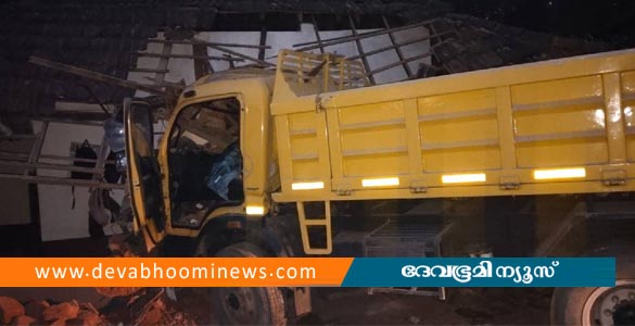 പാലക്കാട് നിയന്ത്രണം വിട്ട ടിപ്പർ ലോറി വീട്ടിലേക്ക് ഇടിച്ചു കയറി; 3 പേർക്ക് പരിക്ക്