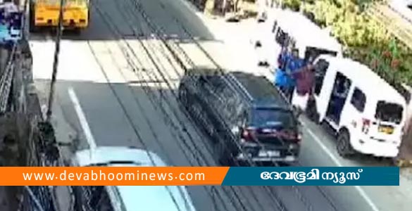 എളമക്കരയിൽ വിദ്യാർഥിനിയെ കാർ ഇടിച്ച സംഭവം; അപകടം ഉണ്ടാക്കിയത് പാർക്ക് ചെയ്ത കാർ